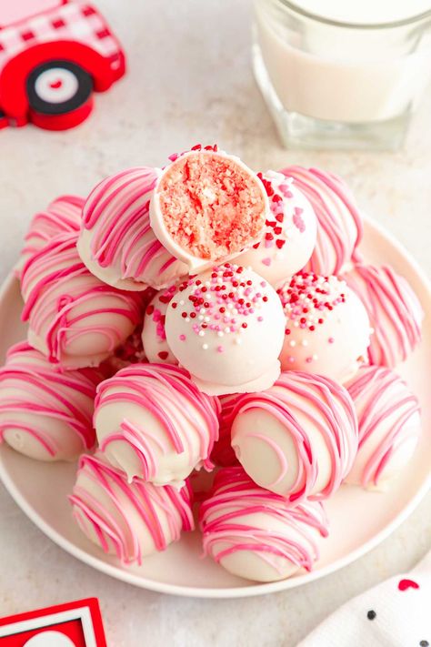 Cake Truffles Recipe, Strawberry Truffle, Cheesecake Balls, Strawberry Cake Filling, Strawberry Cheesecake Bites, Cake Ball Recipes, Truffles Recipe, Strawberry Cake Mix, Valentine Desserts