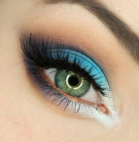 maquillage yeux idee-ete-eye-liner-mascara-fard-blanc-bleu Eyeshadow For Green Eyes, Evening Makeup, Colored Eyeliner, Make Up Looks, Makeup Geek, Eye Make, Summer Evening, Love Makeup, Beautiful Makeup