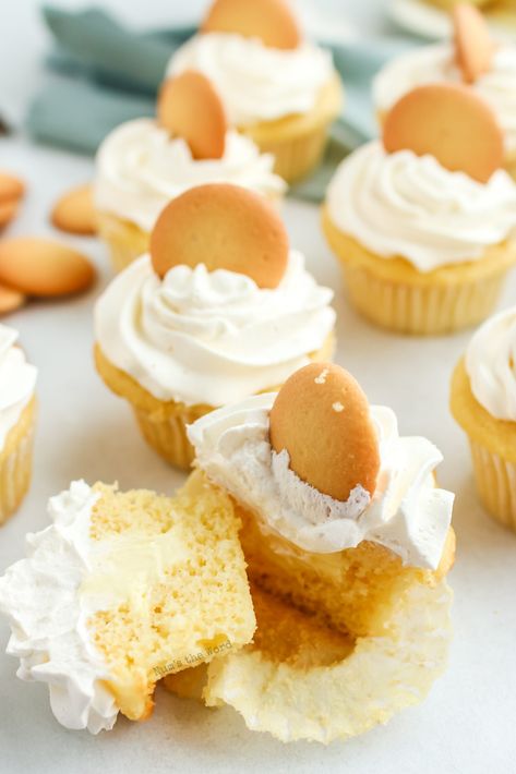 Bana Pudding Cupcakes, Banana Pudding Cupcakes Easy, Best Summer Cupcakes, Specialty Cupcakes Ideas, Mini Cupcake Flavors, Fathers Day Desserts Recipes, Banana Pudding Cupcakes Recipe, Gourmet Cupcakes Fancy, Specialty Cupcakes Recipes