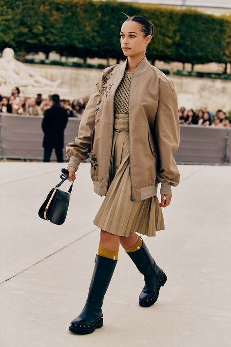 Best Paris Fashion Week Spring 2023 Street Style Rainy Paris, Paris Street Style Spring, French Women Style, French Street Fashion, Style 2023, Paris Fashion Week Street Style, Europe Fashion, Trendy Street Style, The Best Street Style