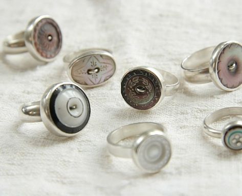 SOOO cute!! I think I need to do these for sure!!

DIY vintage button rings Modern Rings, Wrapped Stones, Magnetic Jewelry, Diy Buttons, Button Rings, Fabric Accessories, Antique Buttons, Button Art, Button Jewelry