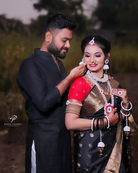 Makar Sankranti Couple Photoshoot, Makarsankranti Photography Pose, Makar Sankranti Halwa Jewellery, Sankranti Saree Look, Makar Sankranti Photo Poses, Makar Sankranti Photoshoot, Makar Sankranti Jewellery, Sankranti Jewellery, हलव्याचे दागिने