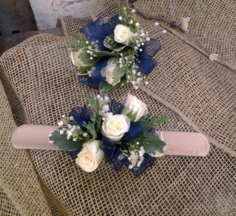 Navy and gold wrist and pin-on corsages for winter wedding by Superior Hy-Vee Floral Boutineer Ideas Prom, White Jeans For Men, Boutineer Ideas, Flowers At Wedding, Gold Corsage, Black Corsage, Blue Corsage, Prom Pictures Couples, Prom Couples