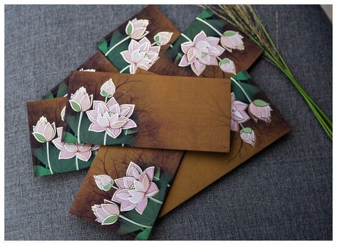 Shagun Cards Envelopes, Floral Envelope Design, Money Cover Ideas, Wedding Envelope Design Indian, Envelope Cover Design, Money Envelope Design Wedding, Shagun Envelopes Handmade, Brown Envelope Design, Envelope Decorating Ideas