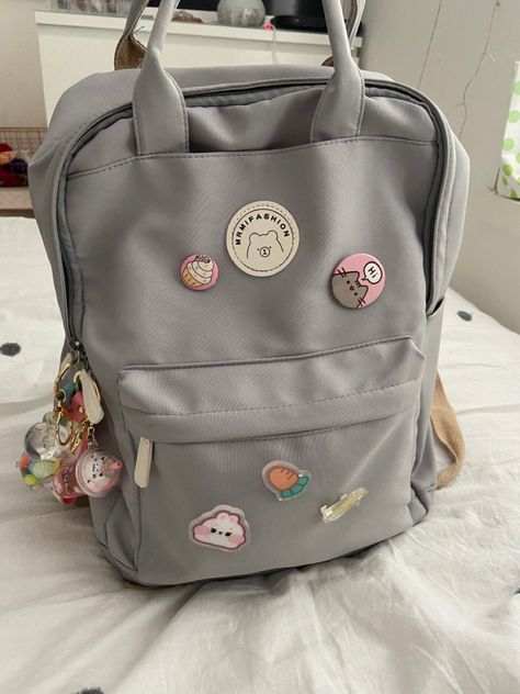 Mochila Kpop, Everyday Bag Essentials, Cute Suitcases, Stylish School Bags, School Bag Essentials, Street Style Bags, Stationery Essentials, Downtown Outfits, School Accessories