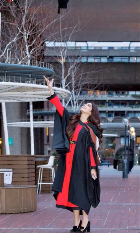 Graduation Outfit Ideas Pakistani, Dress For Convocation Ceremony, Convocation Dress Ideas, Convocation Dress Graduation, Convocation Outfit Graduation, University Graduation Dresses, Convocation Photography, Convocation Dress, Convocation Outfit