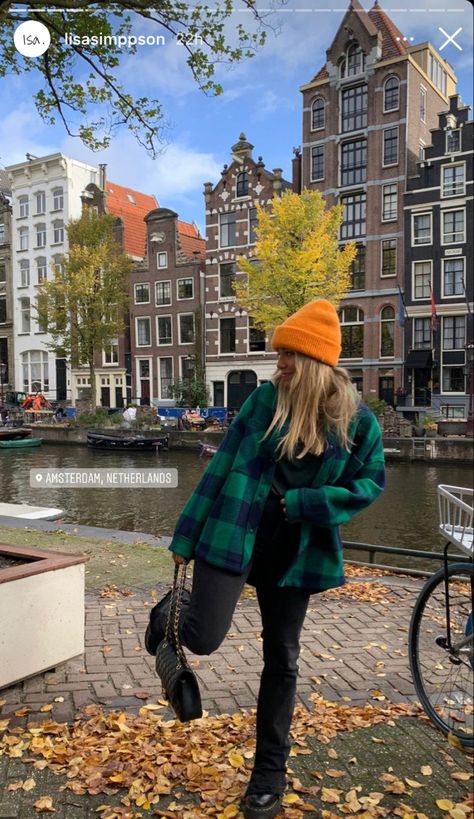 Amsterdam Clothes Style, Netherlands Winter Fashion, Amsterdam Outfits Fall, Fall In Amsterdam Outfits, Amsterdam Fall Fashion, Winter In Amsterdam Outfit, Amsterdam Outfit Winter Street Fashion, London Aesthetic Outfits Winter, Amsterdam Aesthetic Outfit Winter