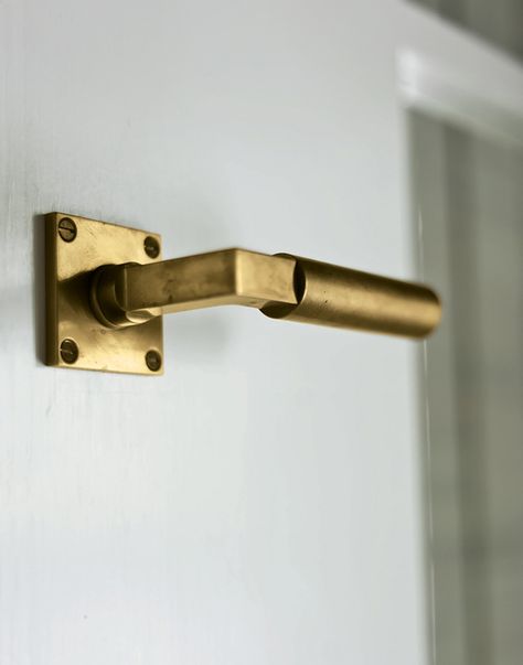 Beautiful Walter Groupius door handles. Where to get them? In our webshop!: http://www.byggfabriken.com/sortiment/dorrhandtag/funkisdorrhandtag/trycke-modernism/info/produkter/556-104-trycke-gropius-21/ Porte In Ferro, Brooklyn Apartment, Brass Door Handles, Walter Gropius, Doors And Hardware, Brass Door, Home Hardware, Modernism, Door Knobs