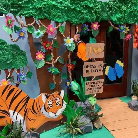 Jungle Door, School Book Fair, Zoo Crafts, Vacation Bible School Themes, Zoo Book, Book Fairs, Fair Theme, Scholastic Book Fair, Jungle Decor