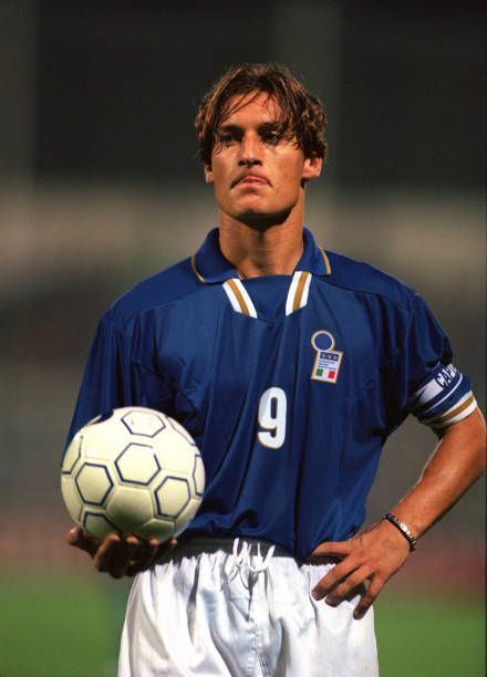 Francesco Totti. Captain of Italy Under-21s in 1997. Pretty Countries, 90s Men Fashion, Italian Football, France Team, Soccer Photography, College Projects, Football Photography, Vintage Soccer, Football Legends