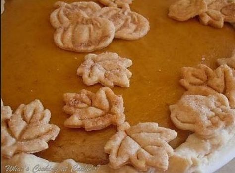 Painted Pie Crust Decorations Maple Pumpkin Pie Recipe, Maple Pie, Fancy Pie Crust, Maple Pumpkin Pie, Pie Crust Art, Pumpkin Pie Crust, Beautiful Pie Crusts, Pumpkin Pie Ingredients, Decorative Pie Crust