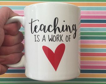 It takes a Big Heart to Shape Little Minds; Hand Lettered Mug ... Teacher Appreciation Mugs Diy, Cricut Teacher Mug Ideas, Teachers Day Mug Design, Teacher Mugs Vinyl, Mother Quote, Teacher Appreciation Diy, Custom Teacher Coffee Mug, Let Them Be, Teaching Quotes