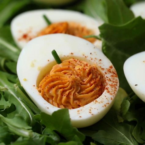 These Halloween pumpkin deviled eggs are cute and festive, and they'll be the talk of your Halloween party. They're creamy and tangy, with a chive stem to tie it all together. Tp Party, Halloween Bento, Halloween Apps, Pumpkin Deviled Eggs, Halloween Deviled Eggs, Halloween Appetizers Easy, Avocado Deviled Eggs, Spooky Food, Halloween Appetizers