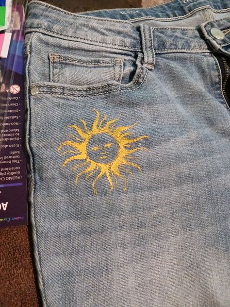 Painted Jean Pockets Ideas Aesthetic, Paint Designs On Jeans, Painted Jorts Ideas, Painted On Pants, Painting On Trousers, Cool Painted Jeans, Pants Art Painting, Jean Bleach Designs, Painting Clothes Aesthetic