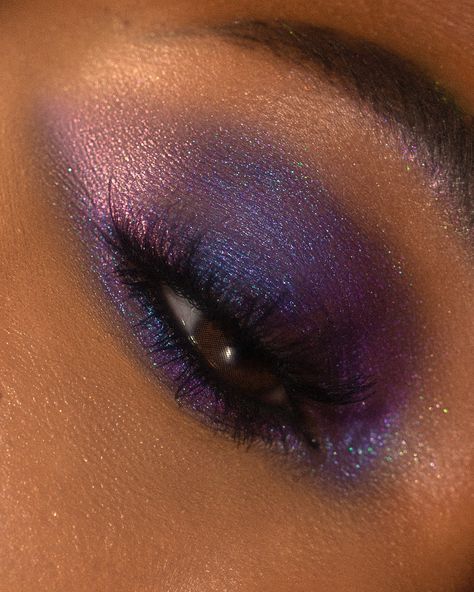 Purple Metallic Eyeshadow, Duo Chrome Eyeshadow Looks, Liquid Eyeshadow Look, Chrome Makeup, Chrome Liquid, Chrome Eyeshadow, Alien Superstar, Liquid Shadow, Prom 2024