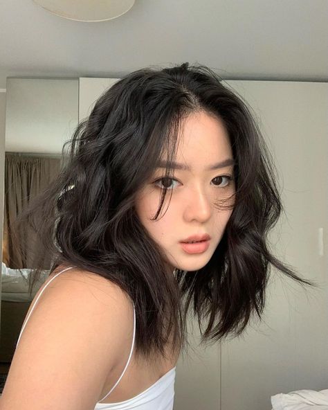 Elsa on Instagram: “Heart flutters and frizzy hair😚💓” Wavy Hair Asian, Medium Shaggy Hairstyles, Haircuts For Frizzy Hair, Haircut Inspo, Instagram Heart, Hair Tint, Mid Length Hair With Layers, Wavy Haircuts, Hair Inspiration Short