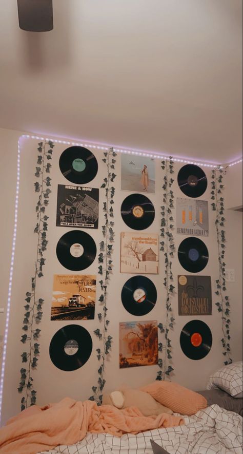 Vines And Records In Bedroom, Astetic Posters For Bedroom, Vynal Record Wall Ideas, Record Wall Aesthetic, Teen Music Bedroom, Vintage Room Ideas Retro, Records On Wall Aesthetic, Room Decor Ideas Aesthetic, Aesthetics Room Decor