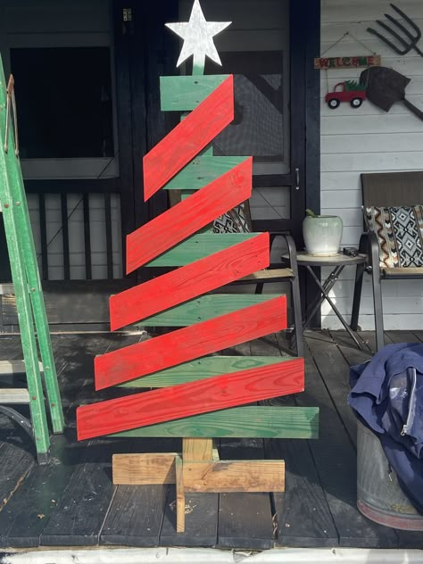 Pallet Xmas Trees, Fence Picket Christmas Crafts, Pallet Sleigh, Diy Christmas Signs Wood Front Porches, Christmas Wood Signs Diy, Christmas Wood Projects, Christmas Signs Wood Front Porches, Diy Dollar Tree Christmas Crafts, Dollar Tree Christmas Crafts