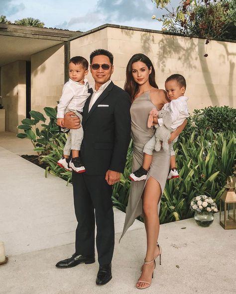 Beautiful family! Get awestruck by this photo!  Thai-British model and television host, Sonya Davison and husband American-born Filipino Judd Sanchez with their cute twins Tristan and Raiden.  If you enjoy this post, send it or share to your friends too :)    #WhiteWomenAsianMen #AsianGuysWhiteGirls #WhiteGirlsAsianGuys #InterracialRelationships #AsianMen #WhiteWomen #CaucasianWomenAsianMen Multiracial Couple, Family Over Everything, Family Vacay, Cute Twins, Dream Family, Rich Family, Waterfall Photography, Bali Wedding