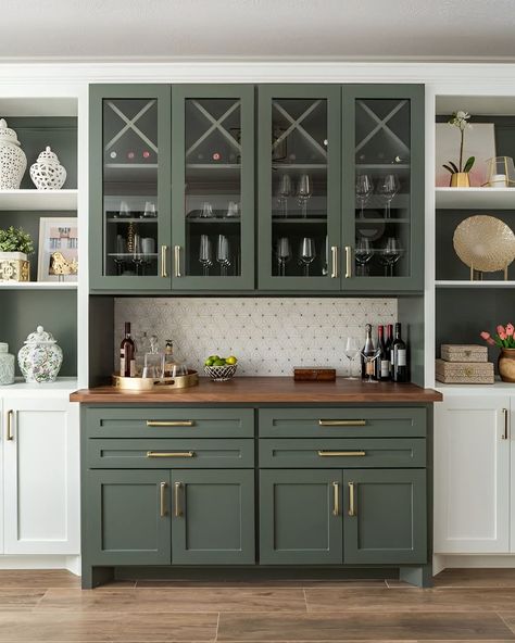 Cream And Grey Kitchen, Small Kitchen Design Plans, Built In China Cabinet, Black Kitchen Decor, Transitional Decor Style, Cabinet Dining Room, Green Kitchen Cabinets, Transitional Decor Kitchen, White Kitchen Design