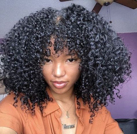 Curly Bangstyle Hair Black Women, Afro Fringe, Curly Bangstyle Hair, Bangstyle Hair, Mane Hair, Brazilian Curly Hair, Hair Black Women, Curly Weave Hairstyles, Pelo Afro