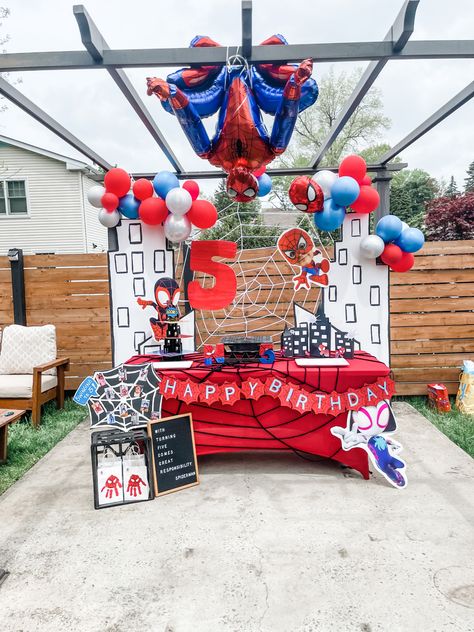 Spider Man Cake Table, Spidey And His Amazing Friends Birthday Backdrop, Spider Man Birthday Party Decor, Spiderman Picnic Party, Spider Man And Amazing Friends Party, Spider Man Birthday Backdrop, Diy Spider Man Party Ideas, Spidey And His Amazing Friends Themed Birthday Party, Spidey And Friends Trunk Or Treat