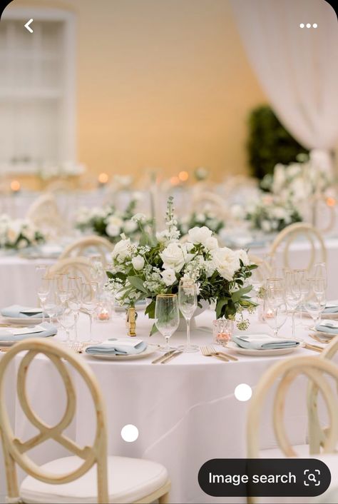 Centrepieces Round Table Wedding, Wedding Flowers Circle Table, Wedding Estate Table, Wedding Centerpieces White Flowers And Greenery, White Greenery Centerpieces, Minimal Wedding Table Florals, Timeless Chic Wedding, Wedding Flowers Reception Table, White And Green Wedding Decor Reception Ideas