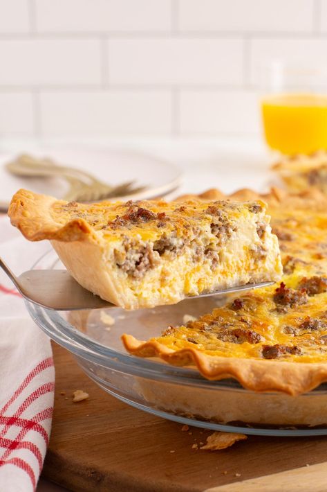 The best sausage quiche! Works perfectly for make ahead breakfasts or an easy dinner. Sausage And Potato Quiche, Sausage And Bacon Quiche, Easy Sausage Quiche, Breakfast Quiche Sausage, Sausage Quiche Recipes, Make Ahead Breakfasts, Sausage Pie, Sausage Quiche, Bacon Quiche