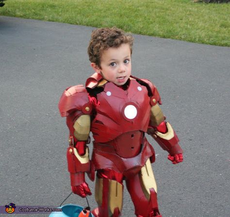 Iron Boy - Halloween Costume Contest Creative Diy Costumes, Superhero Costumes For Boys, Iron Man Kids, Iron Man Costume, Real Iron Man, Iron Man Cosplay, Army Men Toys, Ironman Costume, Avengers Party