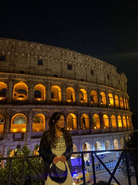 Colosseum Outfit, Rome Outfits, Italy Fits, Fake Profile, Colosseum Rome, Night Snacks, Europe Trip, Night Photos, Gap Year