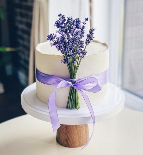 Cake Decorated With Lavender, Lavender Birthday Party Ideas Simple, Lavender Theme Cake, Lavender Cake Decoration, Lavender Birthday Party Ideas, Lavender Wedding Cake, Flower Cake Decorations, Cake Table Birthday, Lavender Cake