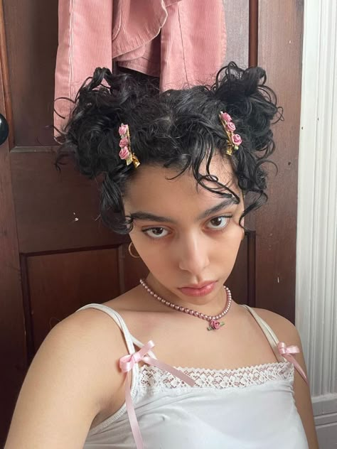 Colored Pearls, Ribbon Rose, Pretty Ppl, Penteado Cabelo Curto, Rose Necklace, Short Curly Hair, Aesthetic Hair, Pink Ribbon, Rapunzel