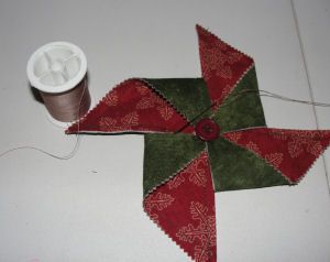 Free fabric pinwheel Christmas tree ornament for sewing. Tree Ornaments Ideas, Christmas Tree Ornaments Ideas, Quilted Christmas Tree, Sewn Christmas Ornaments, Christmas Decorations Sewing, Christmas Quilting Projects, Christmas Fabric Crafts, Pin Wheel, Ornaments Ideas