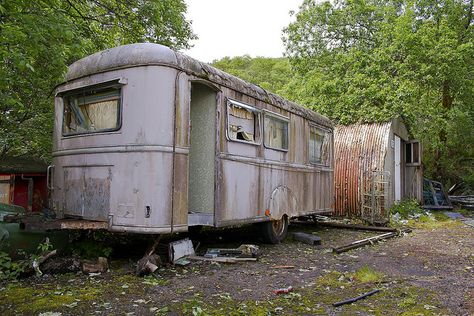 ..theres an old trailer for me~or not~lol Abandoned Trailer Park, Hick Aesthetic, Abandoned Trailer, Abandoned Mine, Off Grid Homestead, Old Campers, Vintage Caravan, Vintage Campers, Trailer Home