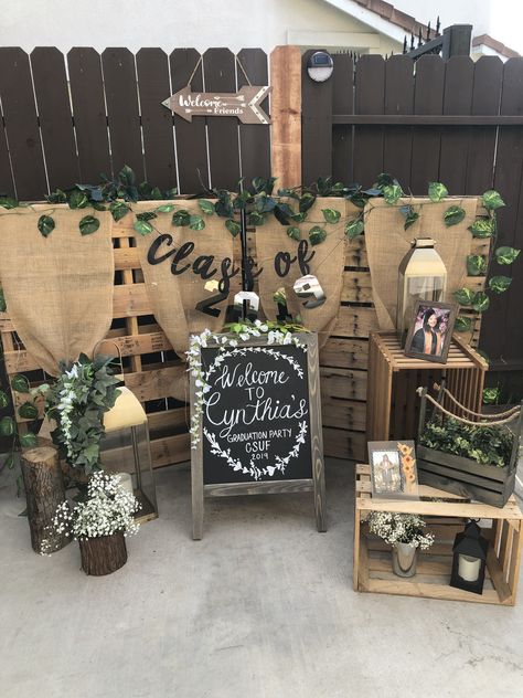 Cheap Graduation Party Ideas, Country Graduation Party, Chic Graduation Party, Country Graduation, Rustic Graduation Party, Boho Graduation, Grad Party Theme, Graduation Party Pictures, Rustic Welcome Sign