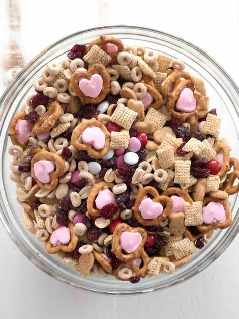 Cupid's Crunch Romantic Desserts, Crunch Recipe, Banana Bread Recipe Moist, Chex Mix Recipes, Valentines Day Desserts, Valentines Day Food, Tailgate Food, Chex Mix, Valentine Treats