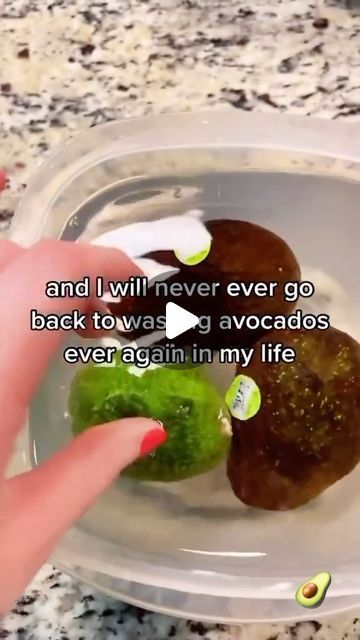 Avocado Storage, Avocado Hacks, Preserving Vegetables, Kitchen Hacks Food, Alkaline Vegan, Vegan Facts, Keto Fruit, Produce Storage, Amazing Food Hacks