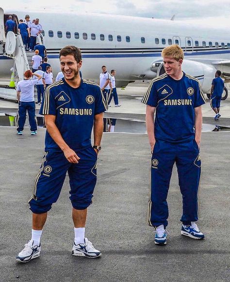 EuroFoot on X: "🇧🇪✈️ Eden Hazard x De Bruyne during their Chelsea days together! 🤝 https://t.co/y5ZFUo9gTH" / X Eden Hazard Chelsea, Hazard Chelsea, Ronaldo 9, Chelsea Players, Football Jersey Outfit, Didier Drogba, Football Players Images, Football Photography, Football Fashion