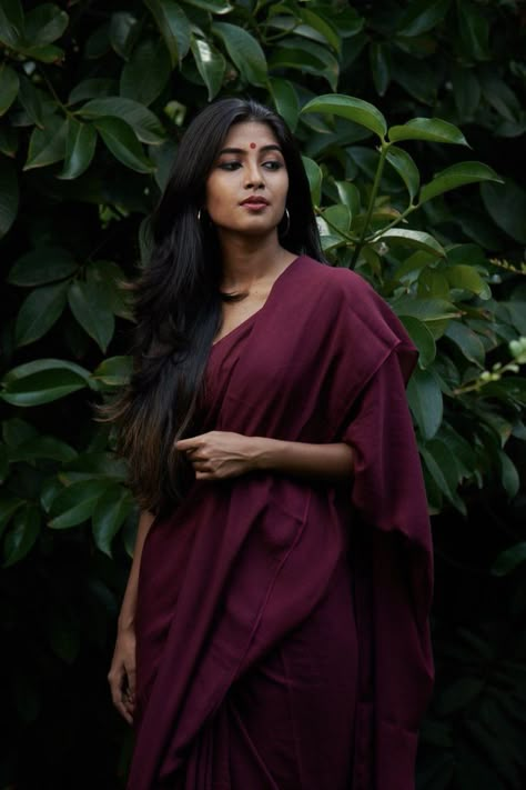 Dark Saree Aesthetic, Saree Street Photography, Kaithari Saree, Dark Saree, Saree Shoot, Saree Wearing Styles, Saree Poses, Indian Fashion Saree, Indian Photoshoot