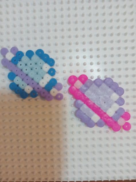 Mini Perler Bead Patterns Disney, Aesthetic Peeler Bead Ideas, Small Perler Bead Pattern, Cute Mini Perler Bead Ideas, Ironing Beads Ideas Aesthetic, Cute Perler Bead Patterns Kawaii, Mini Perler Bead Patterns Cute, Square Perler Bead Patterns, Iron Beads Ideas Easy