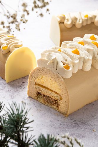 Bûche dulce, yuzu et kumquat de Philippe Conticini Traditional Christmas Dessert Recipes, Yule Log Cake, Valrhona Chocolate, Pastry School, Frosé, British Baking, Elegant Desserts, Yule Log, Irish Coffee