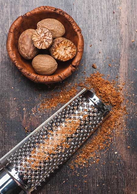 Nutmeg Benefits, Homemade Exfoliator, Diy Party Food, Spices Photography, Spices And Herbs, Healing Herbs, Diy Natural Products, Everyday Food, Herbal Remedies