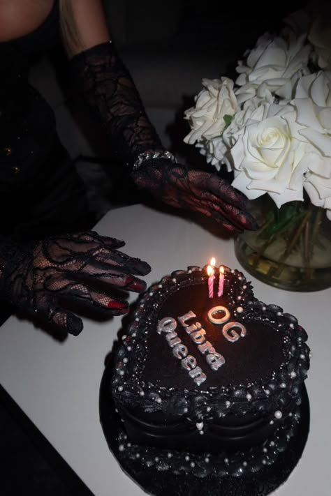 Black Libra Cake, Libra Birthday Theme, Libra Cake Aesthetic, 28 Cake Birthday, Libra Season Cake, Libra Szn Cake, Libra Birthday Photoshoot Ideas, Libra Cake Ideas, Birthday Cakes For Women Unique