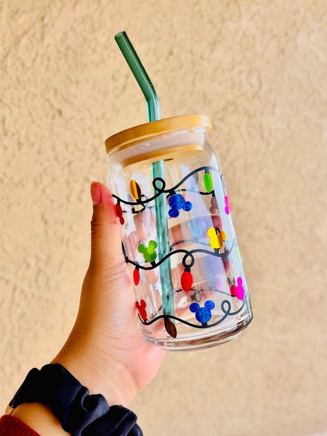 Vasos Aesthetic, Personalized School Supplies Labels, Can Glass Christmas, Holiday Tumblers, Hello Kitty Christmas Tree, Dishes Ideas, Glass Tumbler Design, Starbucks Cup Art, Beautiful Cups