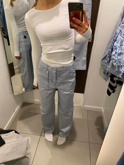 Blue Striped Jeans Outfit, Striped Pants Outfit Winter, Cophengan Style, Copenhagen Style Aesthetic, Blue Striped Pants Outfit, Striped Jeans Outfit, Stockholm Style Aesthetic, Carhartt Outfit, Striped Pants Outfit