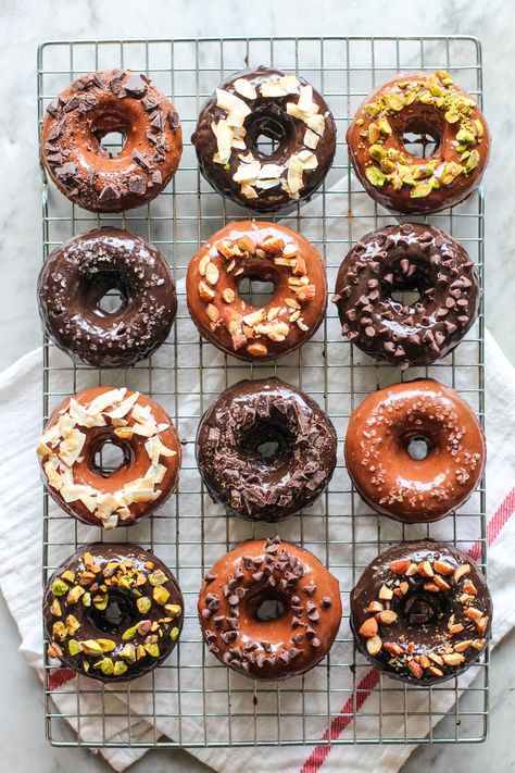 Donuts From Biscuits, Donat Glaze, Beignets Cuits, Chocolate Doughnut Glaze, Donut Decorating Ideas, Donut Filling, Chocolate Doughnuts, Donuts Donuts, Colorful Donuts