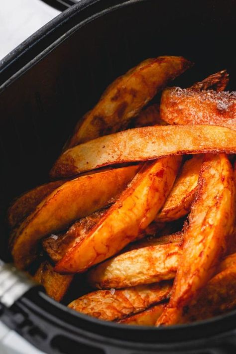 Insanely crispy air-fryer steak fries are quite addicting! #airfryerrecipe #airfryerfries #airfryersteakfries Homemade Steak Fries, Air Fryer Steak Fries, Baked Steak Fries, Steak Fries Recipe, How To Make Fries, Air Fryer Fries, Appetizing Food, Fried Steak Recipes, Barbecue Sides