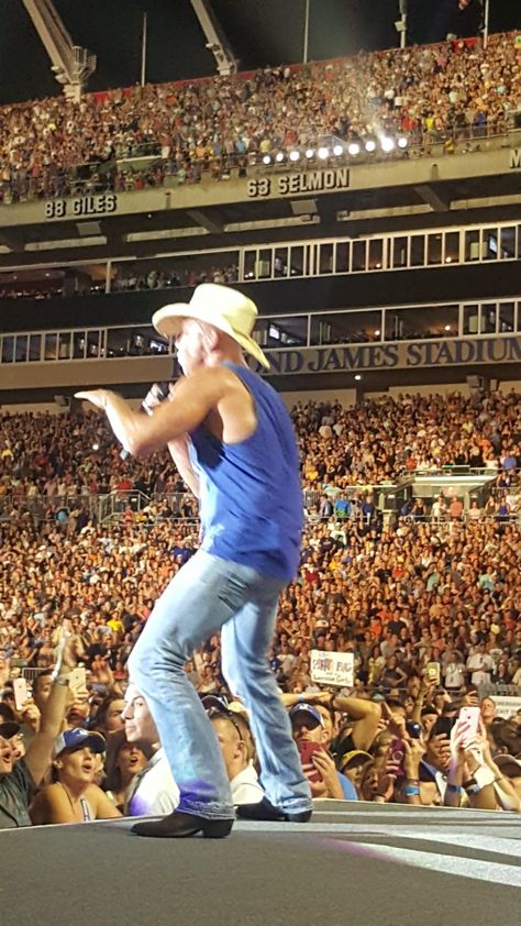 Concert Outfit Over 50, Kenny Chesney Selfie, Kenny Chesney Concert Outfit, Kenny Chesney Videos, Kenny Chesney Concert, Ku Art, Brad Paisley, Kenny Chesney, Country Concert Outfit