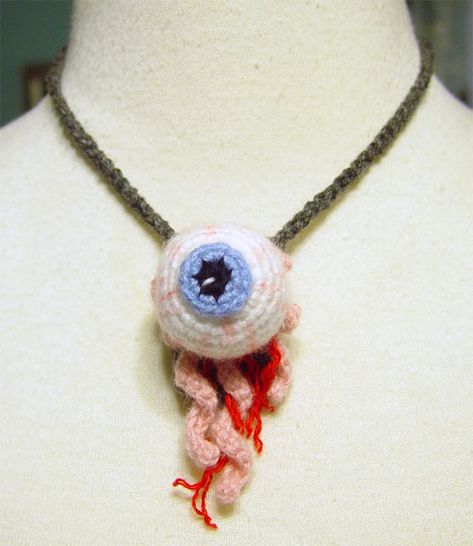 Crochet Eyeball, Eyeball Necklace, Goth Crochet, Crochet Eyes, Halloween Crochet Patterns, Crochet Halloween, Tablet Weaving, Halloween Crochet, Crochet Things