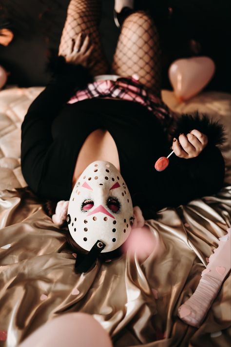 Friday The 13th Photoshoot, Horror Valentines, Anti Valentines Day Photoshoot, Pink Halloween Costumes, Valentine Photo Shoot, Pretty Halloween, Hot Halloween Outfits, Halloween Photography, Beautiful Photoshoot Ideas